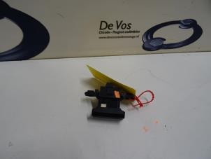 Gebruikte Schakelaar handrem Citroen C4 Picasso Prijs € 25,00 Margeregeling aangeboden door De Vos Onderdelen
