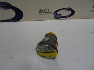 Gebruikte Schijnwerper links Peugeot 1007 (KM) 1.6 GTI,Gentry 16V Prijs € 25,00 Margeregeling aangeboden door De Vos Onderdelen