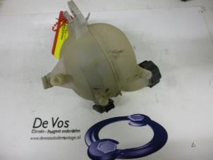 Gebruikte Koelvloeistof Reservoir Citroen C2 (JM) 1.4 HDI Prijs € 20,00 Margeregeling aangeboden door De Vos Autodemontagebedrijf
