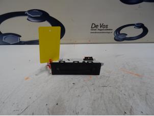 Gebruikte Display Interieur Peugeot Partner 1.9D Prijs € 55,00 Margeregeling aangeboden door De Vos Onderdelen