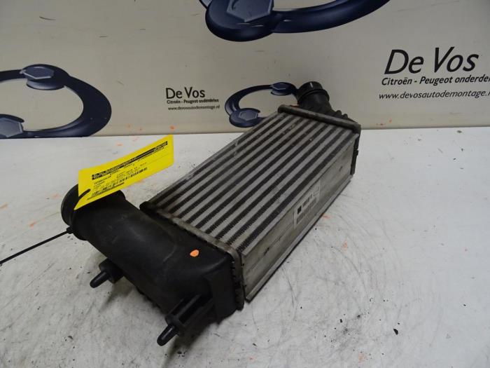Intercooler van een Citroën Jumpy (G9) 2.0 HDiF 16V 2015