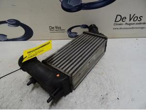 Intercooler van een Citroën Jumpy (G9) 2.0 HDiF 16V 2015