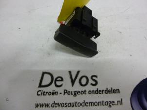 Gebruikte Handrem schakelaar Citroen C6 (TD) 2.7 HDiF V6 24V Prijs € 20,00 Margeregeling aangeboden door De Vos Autodemontagebedrijf