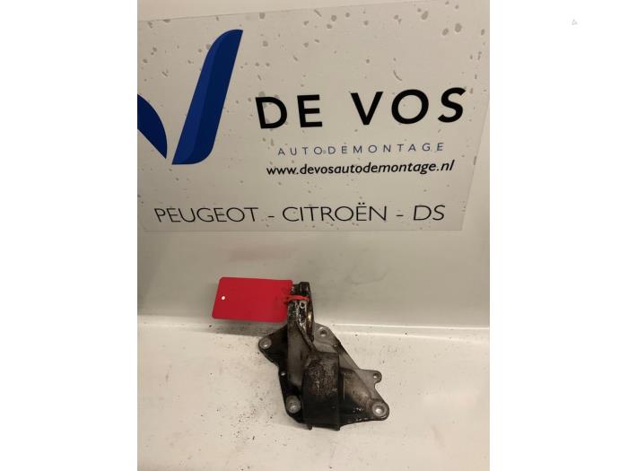 Gebruikte Motorsteun Peugeot 406 (8B) 2.0 S,SL,ST,STX 16V Prijs € 35,00 Margeregeling aangeboden door De Vos Onderdelen