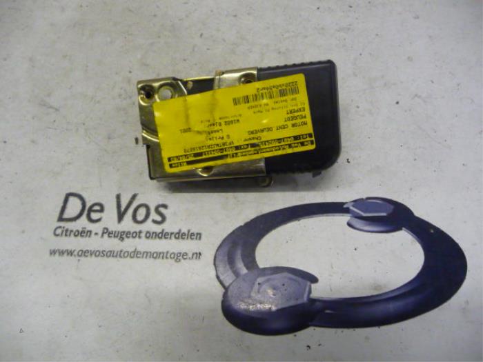 Centrale deurvergrendelingsmotor van een Peugeot Expert (222/224) 1.9D 2001