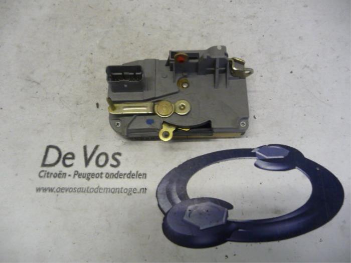 Centrale deurvergrendelingsmotor van een Peugeot Expert (222/224) 1.9D 2001