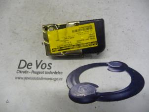 Gebruikte Centrale deurvergrendelingsmotor Peugeot Expert (222/224) 1.9D Prijs € 35,00 Margeregeling aangeboden door De Vos Autodemontagebedrijf