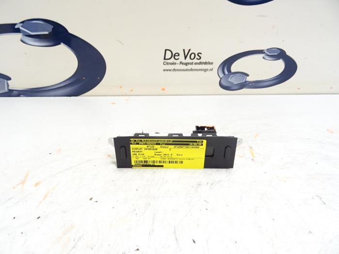 Gebruikte Display Interieur Peugeot 206+ (2L/M) 1.4 XS Prijs € 45,00 Margeregeling aangeboden door De Vos Onderdelen