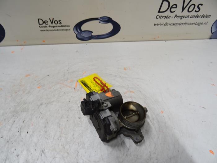 Gebruikte Gasklephuis Peugeot 206+ (2L/M) 1.4 XS Prijs € 90,00 Margeregeling aangeboden door De Vos Onderdelen
