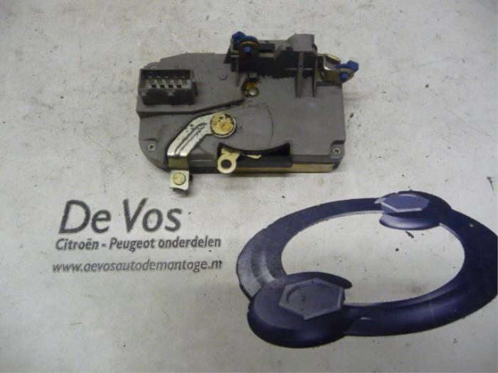 Centrale deurvergrendelingsmotor van een Citroen Xantia 1997