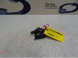 Gebruikte Schakelaar handrem Peugeot 508 Prijs € 25,00 Margeregeling aangeboden door De Vos Onderdelen