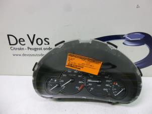 Gebruikte Kilometerteller KM Peugeot 206 (2A/C/H/J/S) 1.6 16V Prijs € 55,00 Margeregeling aangeboden door De Vos Onderdelen