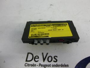 Gebruikte Antenne Versterker Peugeot 607 (9D/U) 2.0 HDiF 16V Prijs € 45,00 Margeregeling aangeboden door De Vos Autodemontagebedrijf