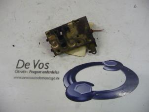 Gebruikte Deurslot Mechaniek 4Deurs rechts-voor Peugeot 405 Prijs € 25,00 Margeregeling aangeboden door De Vos Autodemontagebedrijf