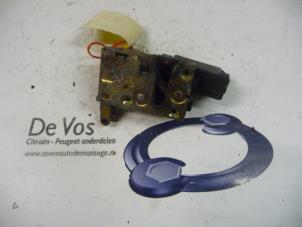Gebruikte Deurslot Mechaniek 4Deurs links-voor Peugeot 405 Prijs € 25,00 Margeregeling aangeboden door De Vos Autodemontagebedrijf
