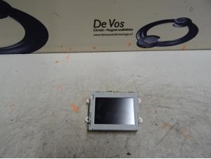 Gebruikte Display Interieur Peugeot 208 Prijs € 90,00 Margeregeling aangeboden door De Vos Onderdelen