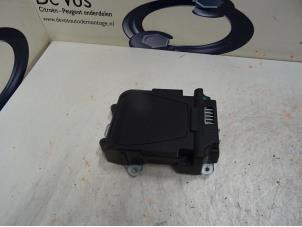 Gebruikte Head-up display Peugeot 3008 Prijs € 250,00 Margeregeling aangeboden door De Vos Onderdelen