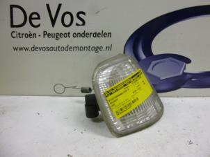 Gebruikte Pinker rechts Peugeot 405 Prijs € 10,00 Margeregeling aangeboden door De Vos Autodemontagebedrijf