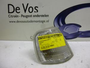 Gebruikte Richtingaanwijzer rechts Peugeot 405 Prijs € 10,00 Margeregeling aangeboden door De Vos Autodemontagebedrijf