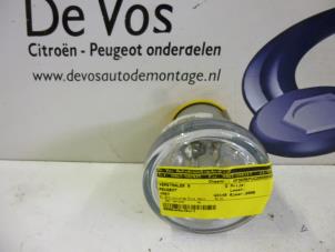 Gebruikte Schijnwerper rechts Peugeot 1007 (KM) 1.4 16V Prijs € 25,00 Margeregeling aangeboden door De Vos Autodemontagebedrijf