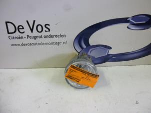 Gebruikte Schijnwerper links Peugeot 1007 (KM) 1.4 Prijs € 25,00 Margeregeling aangeboden door De Vos Autodemontagebedrijf