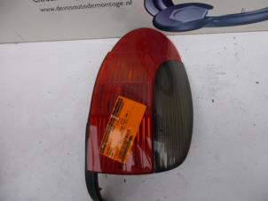 Gebruikte Achterlicht rechts Peugeot 306 Break (7E) 1.9 D Prijs € 35,00 Margeregeling aangeboden door De Vos Autodemontagebedrijf