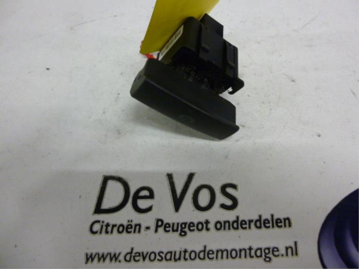 Gebruikte Handrem schakelaar Citroen C6 (TD) 2.2 HdiF 16V Prijs € 20,00 Margeregeling aangeboden door De Vos Onderdelen