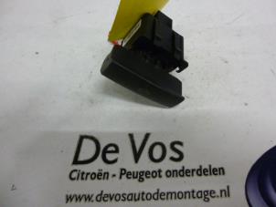 Gebruikte Schakelaar handrem Citroen C6 (TD) 2.2 HdiF 16V Prijs € 20,00 Margeregeling aangeboden door De Vos Onderdelen