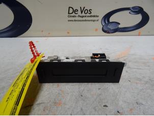 Gebruikte Display Interieur Peugeot 206+ (2L/M) 1.4 XS Prijs € 45,00 Margeregeling aangeboden door De Vos Onderdelen