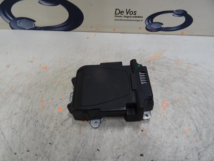 Gebruikte Head-up display Peugeot 5008 Prijs € 250,00 Margeregeling aangeboden door De Vos Onderdelen