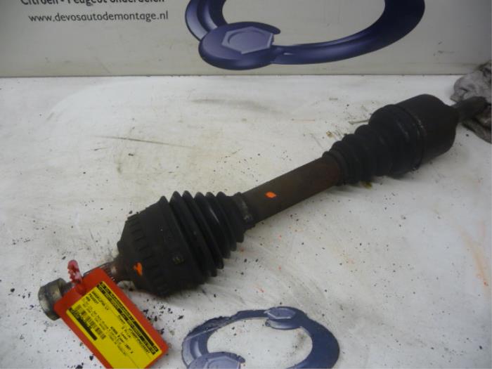 Gebruikte Steekas links-voor Peugeot 406 (8B) 2.0 S,SL,ST,STX 16V Prijs € 70,00 Margeregeling aangeboden door De Vos Onderdelen