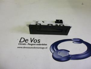 Gebruikte Display Interieur Peugeot 206 (2A/C/H/J/S) 1.1 XN,XR Prijs € 45,00 Margeregeling aangeboden door De Vos Onderdelen