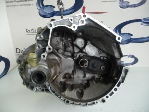 Gebruikte Versnellingsbak Peugeot 1007 (KM) 1.4 16V Prijs € 550,00 Margeregeling aangeboden door De Vos Onderdelen