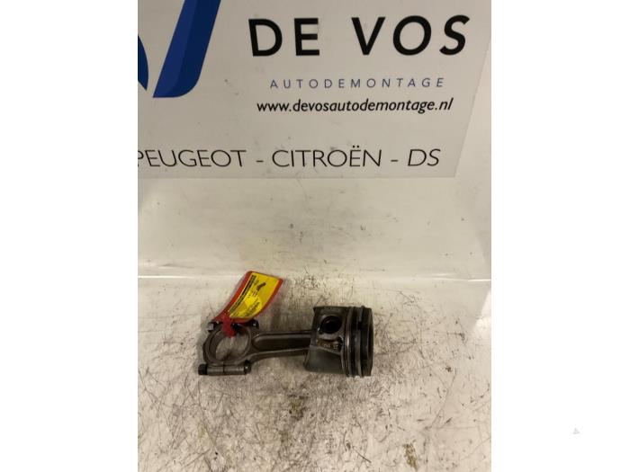 Gebruikte Zuiger Peugeot 407 (6D) 2.0 HDiF 16V Prijs € 70,00 Margeregeling aangeboden door De Vos Onderdelen