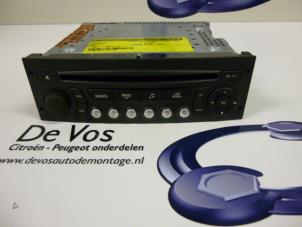 Gebruikte Radio CD Speler Peugeot 207 CC (WB) 1.6 16V Prijs € 50,00 Margeregeling aangeboden door De Vos Autodemontagebedrijf