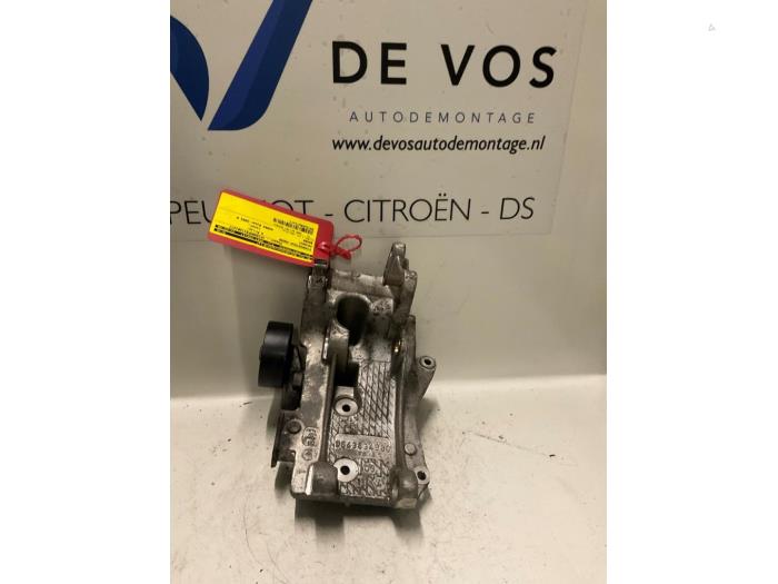 Gebruikte Dynamosteun onder Peugeot Boxer (244) 2.2 HDi Prijs € 45,00 Margeregeling aangeboden door De Vos Onderdelen