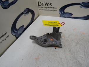 Gebruikte Dynamosteun onder Citroen Jumpy Prijs € 25,00 Margeregeling aangeboden door De Vos Onderdelen