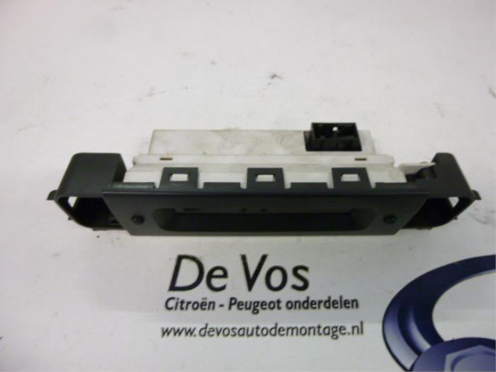 Gebruikte Display Interieur Peugeot 406 Prijs € 45,00 Margeregeling aangeboden door De Vos Onderdelen