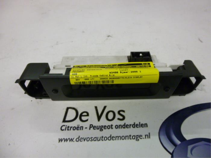 Gebruikte Display Interieur Peugeot 406 Break (8E/F) 1.8 16V Prijs € 45,00 Margeregeling aangeboden door De Vos Onderdelen