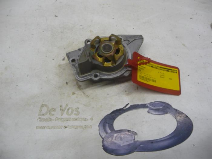 Gebruikte Waterpomp Peugeot 406 (8B) 1.8 16V Bifuel Prijs € 35,00 Margeregeling aangeboden door De Vos Onderdelen