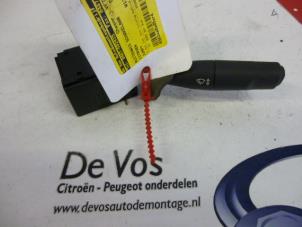 Gebruikte Ruitenwis Schakelaar Citroen Jumpy Prijs € 20,00 Margeregeling aangeboden door De Vos Autodemontagebedrijf