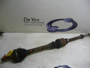 Gebruikte Aandrijfas rechts-voor Peugeot 406 (8B) 1.8 16V Prijs € 55,00 Margeregeling aangeboden door De Vos Onderdelen