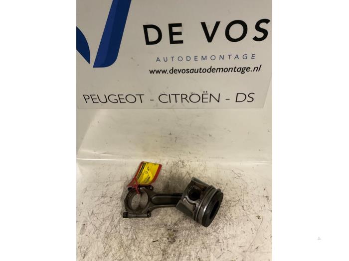 Gebruikte Zuiger Peugeot 407 (6D) 2.0 HDiF 16V Prijs € 70,00 Margeregeling aangeboden door De Vos Onderdelen