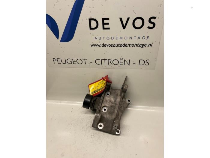 Gebruikte Dynamosteun boven Peugeot 307 SW (3H) 2.0 HDi 110 FAP Prijs € 45,00 Margeregeling aangeboden door De Vos Onderdelen