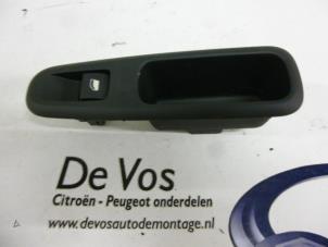 Gebruikte Elektrisch Raam Schakelaar Peugeot 3008 I (0U/HU) 2.0 HDiF 16V Prijs € 10,00 Margeregeling aangeboden door De Vos Autodemontagebedrijf