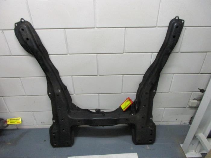 Subframe van een Peugeot 807 2.0 16V 2004