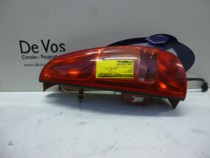 Gebruikte Achterlicht links Peugeot 807 2.0 HDi 16V Prijs € 55,00 Margeregeling aangeboden door De Vos Autodemontagebedrijf