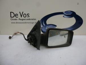 Gebruikte Spiegel Buiten rechts Peugeot 405 I (15B) 1.8 SRTD Prijs € 25,00 Margeregeling aangeboden door De Vos Autodemontagebedrijf