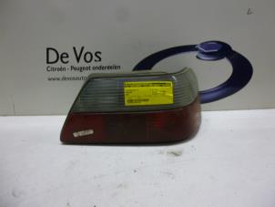 Gebruikte Achterlicht rechts Peugeot 605 Prijs € 35,00 Margeregeling aangeboden door De Vos Autodemontagebedrijf