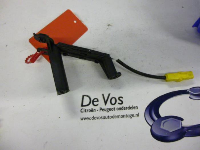 Gebruikte Antenne bandenspanning Peugeot 407 Prijs € 10,00 Margeregeling aangeboden door De Vos Onderdelen